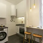 Apartman Downtown Flat With Design And Comfort At Downtown, 3rd-floor No Lift *