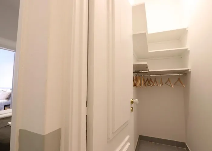 아파트 Downtown Flat With Design And Comfort At Downtown, 3rd-floor No Lift