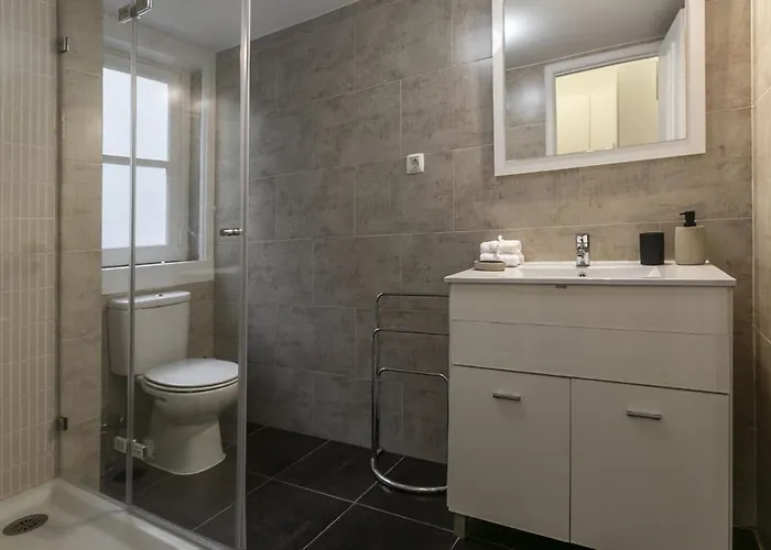 Downtown Flat With Design And Comfort At Downtown, 3rd-floor No Lift 아파트