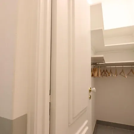 Διαμέρισμα Downtown Flat With Design And Comfort At Downtown, 3rd-floor No Lift